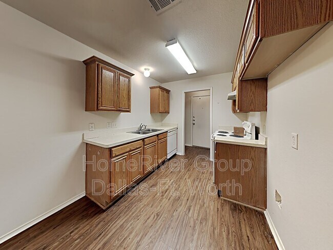 Building Photo - 2302 Coleman Ave