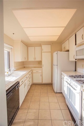 Building Photo - 2563 Plaza del Amo Plz