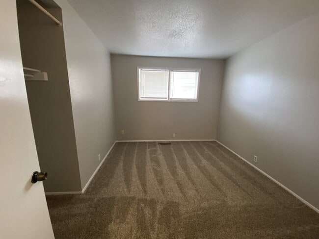 Building Photo - Updated 4 Bedroom, 1.5 Bath!