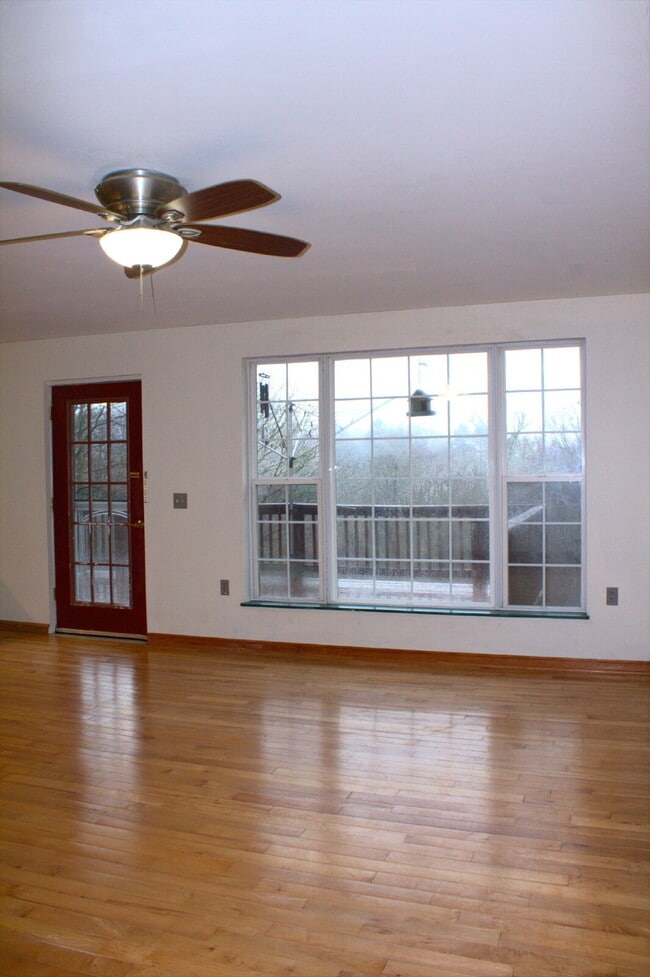 Foto del edificio - "Charming 2-Bed Retreat with Hardwood Elegance in Scenic Marshall, NC"
