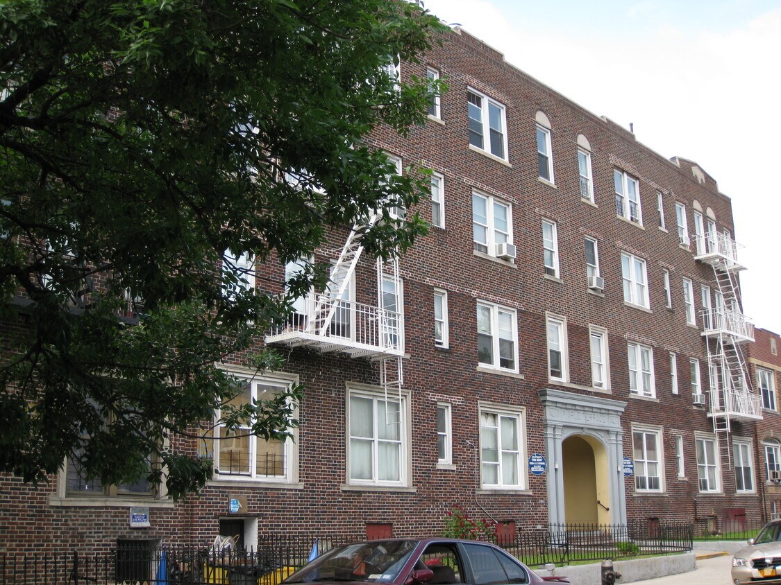 Building Photo - 340 Maple St