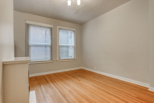 Building Photo - Charming Vintage Studio in NW Portland near Couch Park and PGE Park