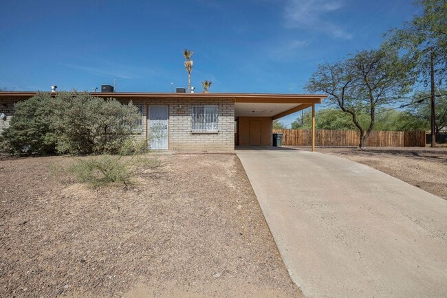 Building Photo - Delightful 1 Bedroom Duplex