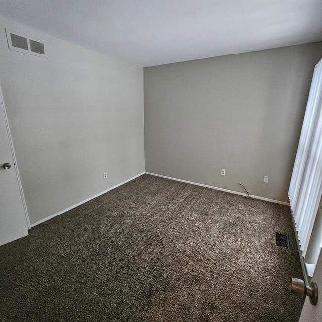 Building Photo - 2 Bedroom Ranch Condo w/ Finished Basement. Corner Unit, Spacious Bedrooms