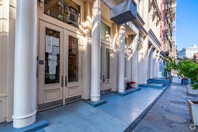Entrance - 43-45 White St