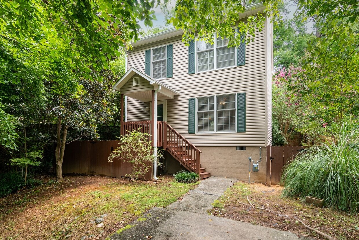 Foto principal - Charming 3-Bedroom Home with Fenced Yard, ...