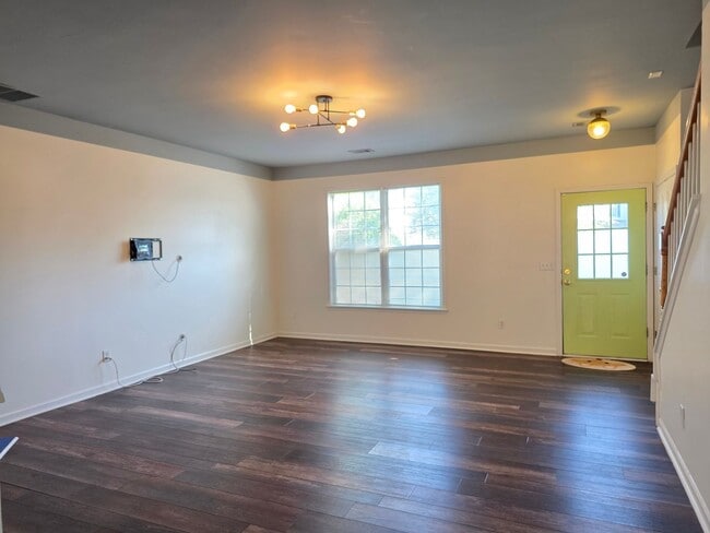 Building Photo - Rare 3 bed 2.5 bath Townhome located in Kennesaw