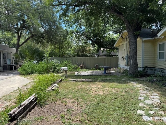 Building Photo - 601 W San Antonio St