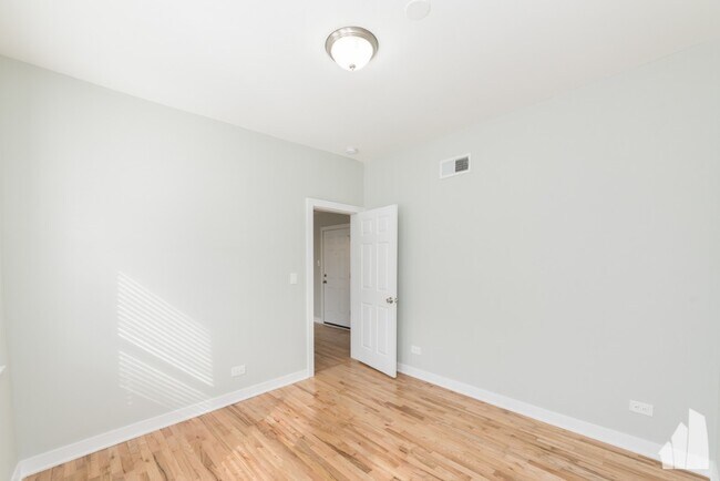 Foto del edificio - 2457 W Logan Blvd