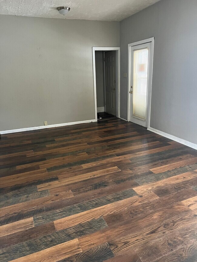 Foto del edificio - 305 N Indiana Ave