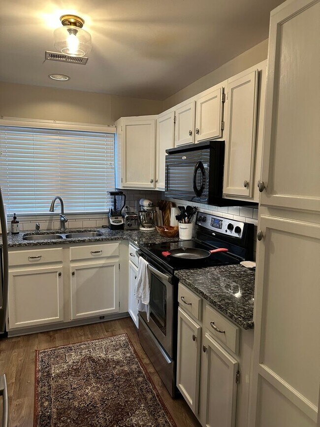 Foto del edificio - Charming 2BR Condo in Charlotte