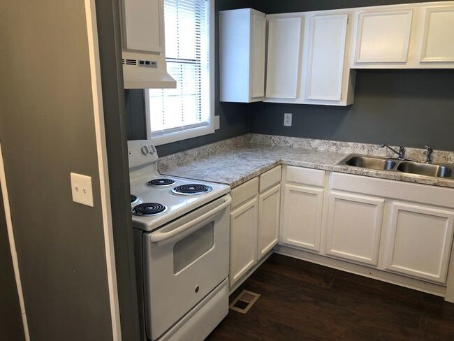 Building Photo - Nashville - 2 Bedroom 1 Bath Duplex