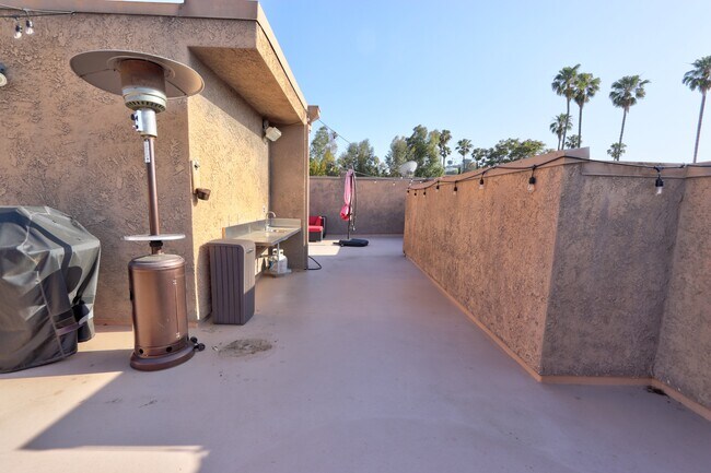 Building Photo - 14960 Dickens St