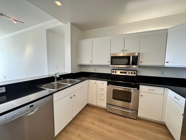Building Photo - 140 S Van Ness Ave