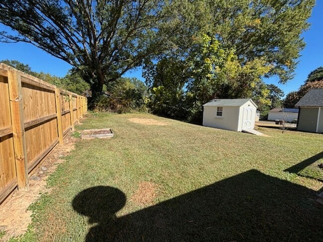 Building Photo - 1105 Central Dr