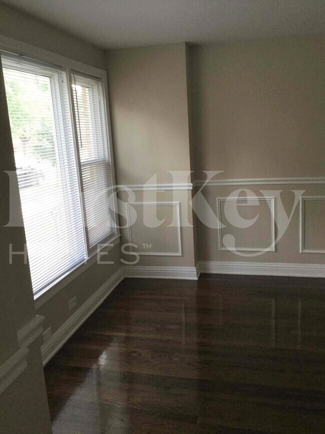 Foto del edificio - 8044 S Maplewood Ave