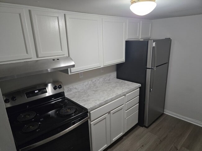 Building Photo - 3 bedroom, 1.5 bath townhome in Newark