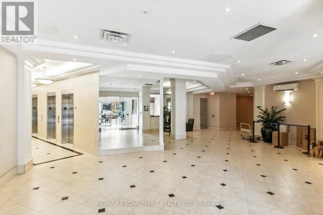 Photo du bâtiment - 801 King St W