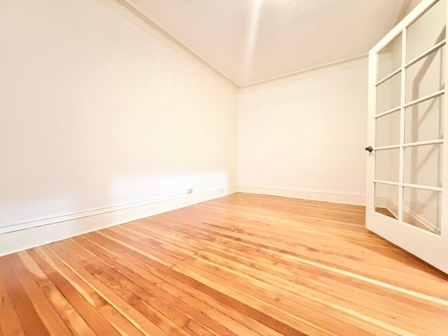 Building Photo - Charming 2nd Floor 1-Bed Condo in Ideal Nob Hill Location! Water, Sewer, Garbage Included!