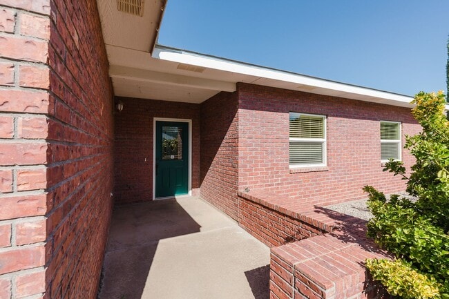 Building Photo - Spacious 4 Bedroom Home with Fireplace