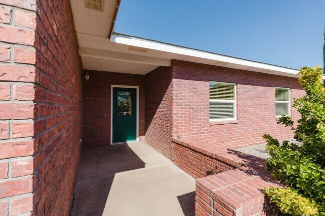 Foto del edificio - Spacious 4 Bedroom Home with Fireplace