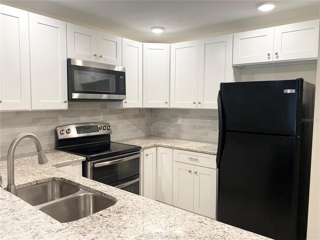 Building Photo - 2120 Tarpon Landings Dr
