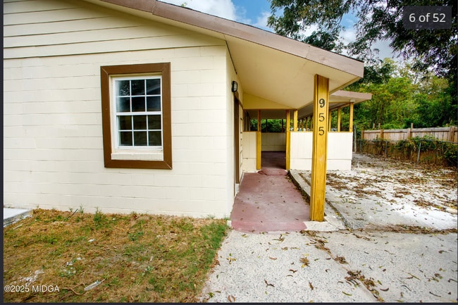 Building Photo - 955 Putnam St