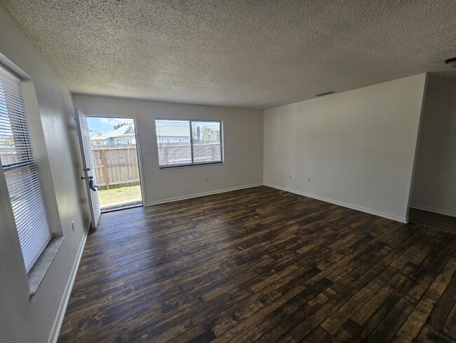 Building Photo - 1436 E Main St