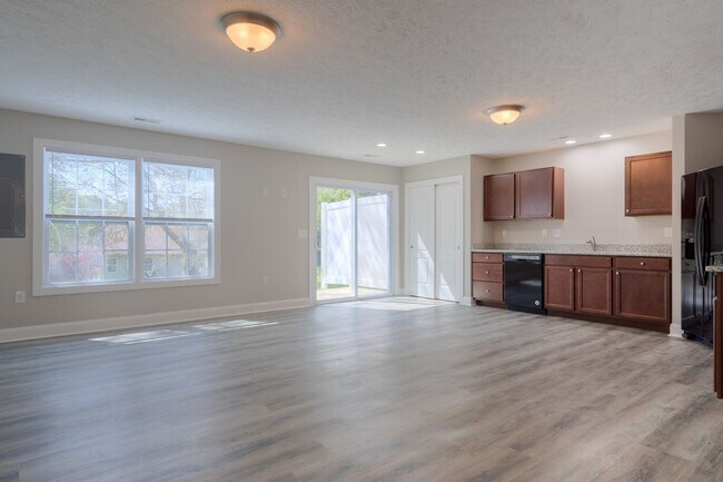 Building Photo - 520 Pin Oak Dr NW