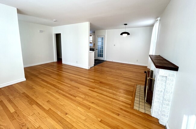 Building Photo - 75 Cornwall Crescent