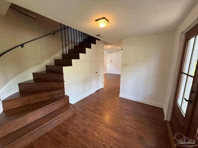 Building Photo - 905 Poinciana Dr