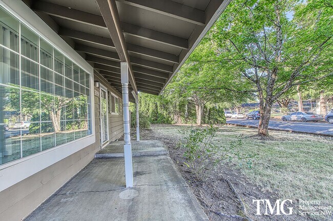 Foto del edificio - Classic Ranch style home w/ 3 beds 1.5 bat...