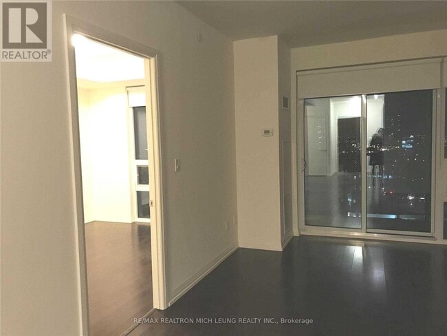 Building Photo - 460 Adelaide St E