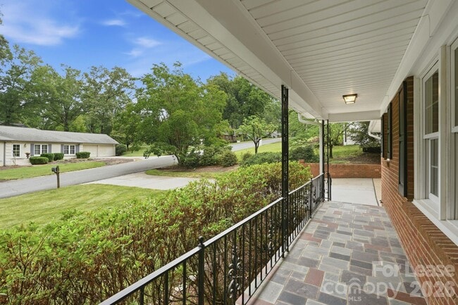 Building Photo - 926 Shady Bluff Dr