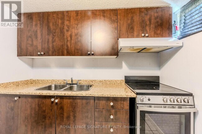 Photo du bâtiment - 320 Royal Salisbury Way