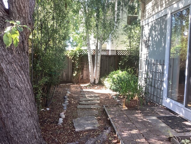 Building Photo - 204 Roosevelt Terrace