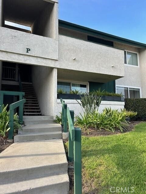 Foto del edificio - 15225 Santa Gertrudes Ave