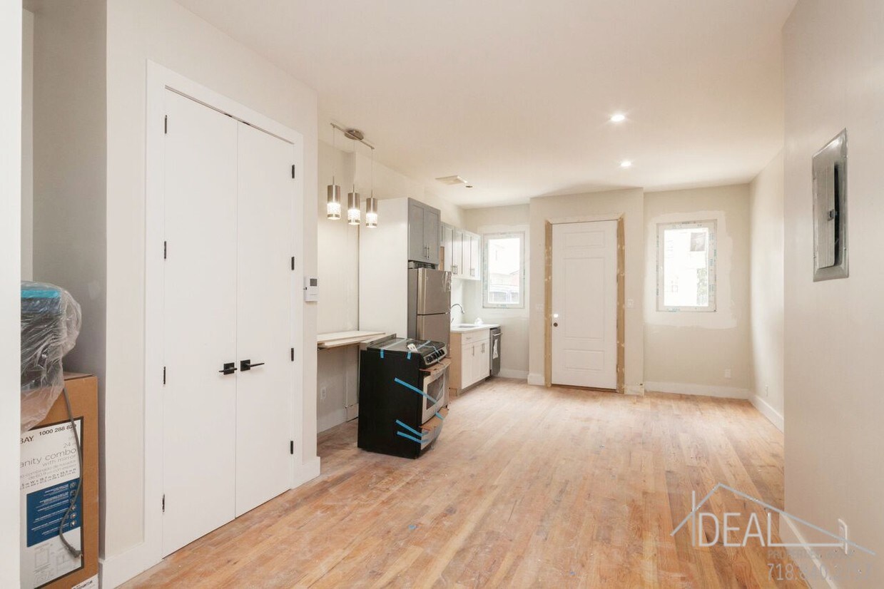 Foto principal - 798 McDonald Ave