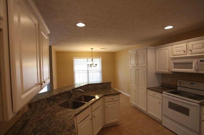 Foto del edificio - Beautiful 4-Bedroom, 3-Bath Home with Gara...
