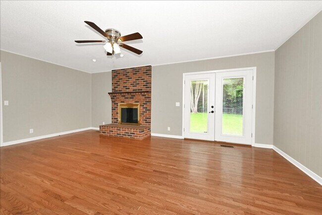 Building Photo - Beautiful 4 Br Brick home