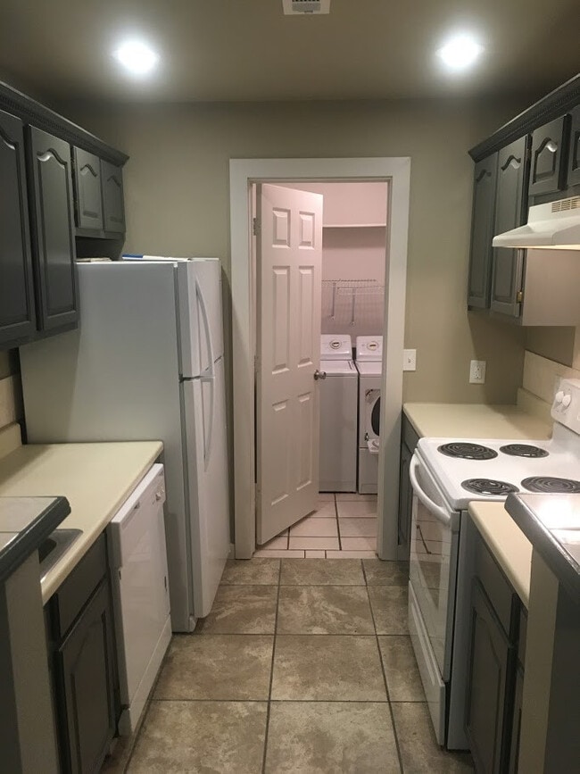 Photo - 719-721 N Storer Ave Apartment