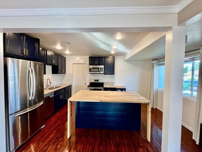 Building Photo - Beautifully Updated 2B 1BA in Redwood Vill...
