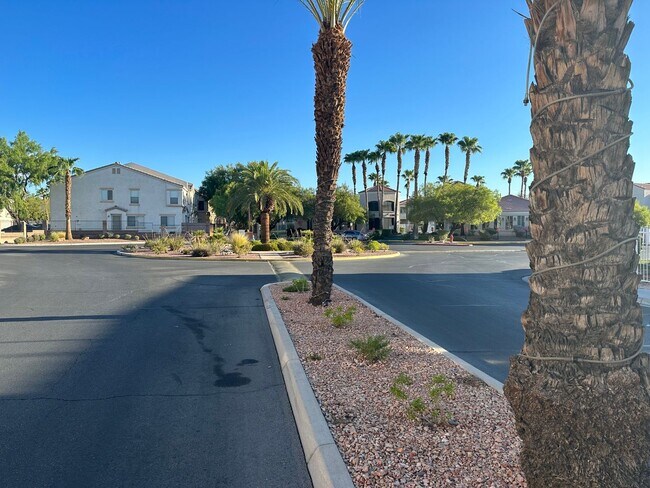 Foto del edificio - 3 Bedroom Townhouse!! in Gated Community!!...