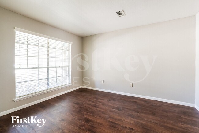 Foto del edificio - 3211 Crossfell Rd