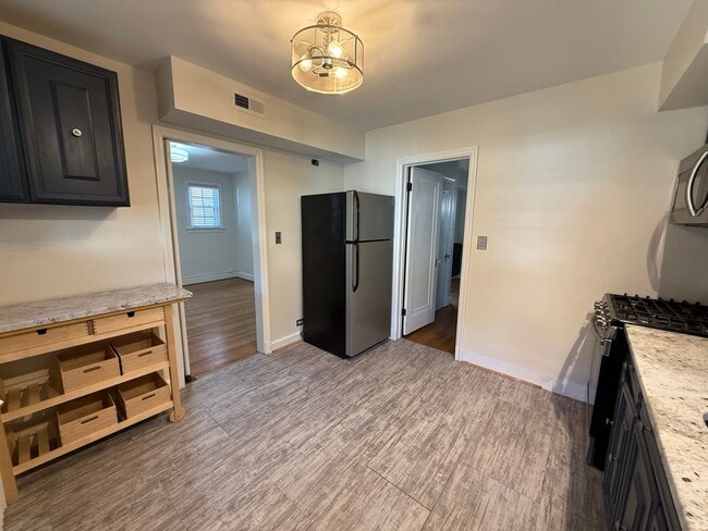 Foto del edificio - Discover comfort and convenience in charming North Michigan Park!