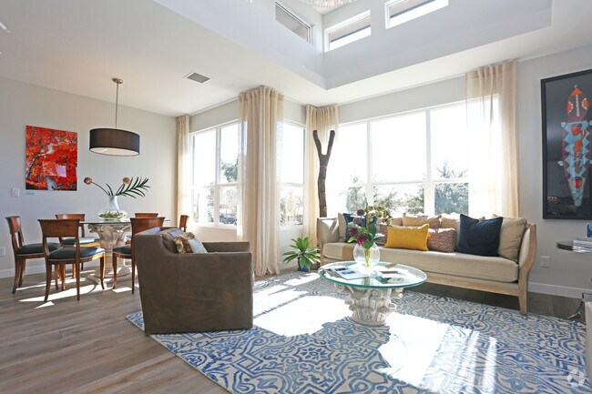 3BR, 3BA - La Jolla 1800 SF - 7 on Fifth