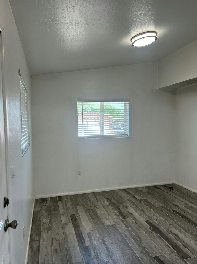 Foto del edificio - 290 N Hamilton St