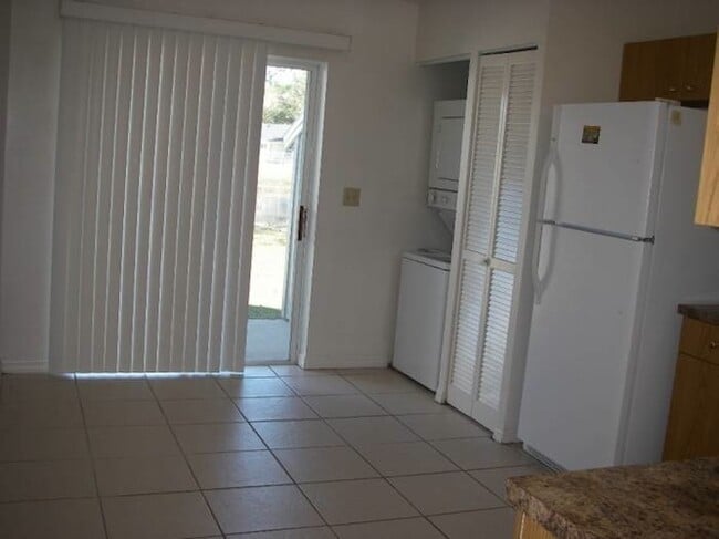 Building Photo - MOVE IN NOW! Orlando- off Dean Rd-2BR/2BA Duplex with fenced in yard. Lawn care included!!Has was...