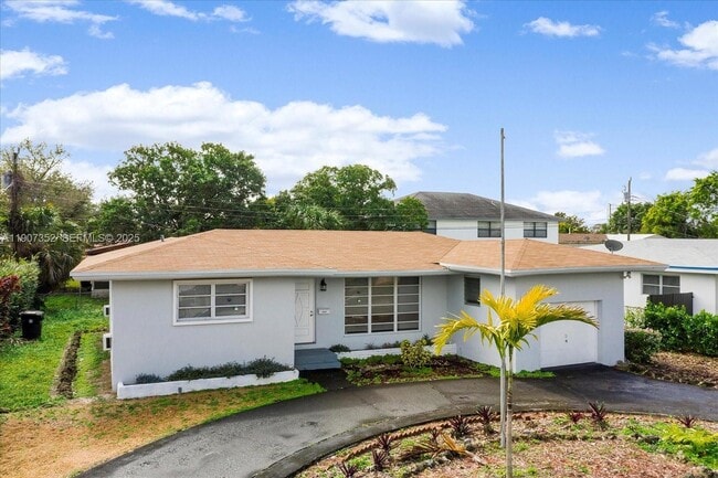 Building Photo - 1060 NE 166th St