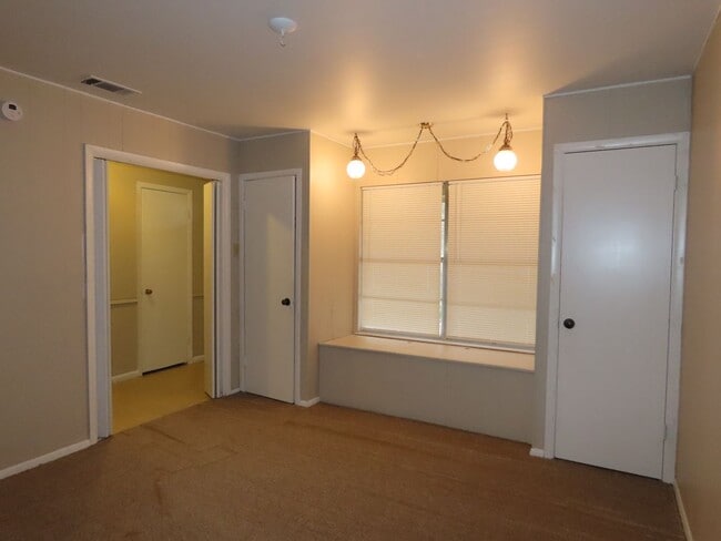 Foto del edificio - Charming 4 Bedroom 2 Bathroom w/ Bonus Room!